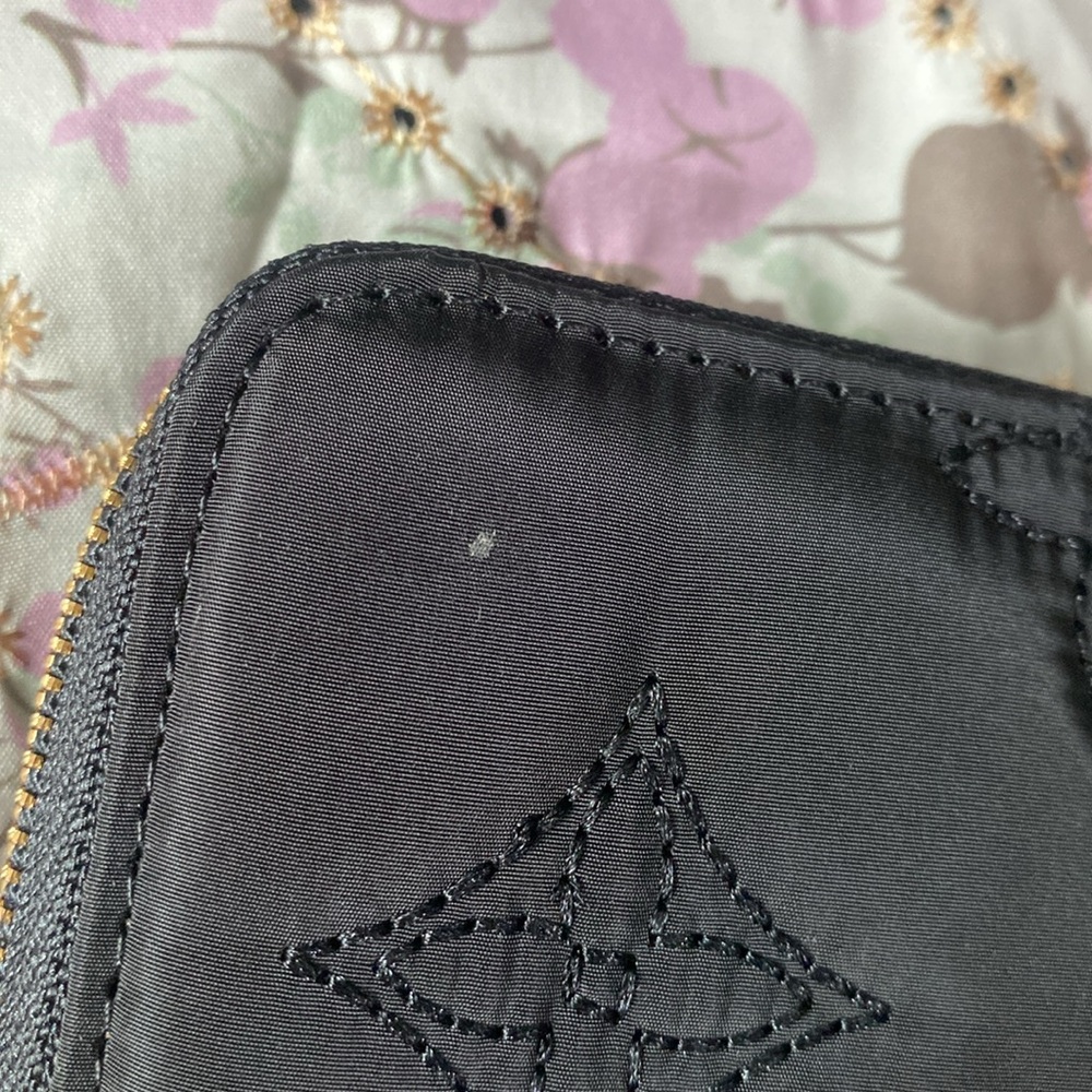 Louis Vuitton Black Zipper Clutch Wallet - Picture 5 of 8